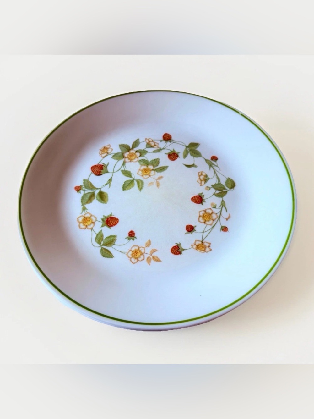 Vintage Corelle Corning Strawberry Sundae Dinner Plates 10.25” Set Of 4 - Picture 3 of 5